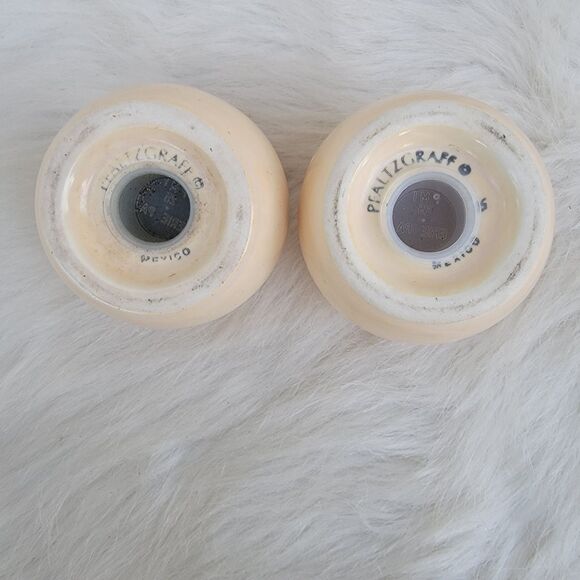 Vintage Pfaltzgraff Salt and Pepper Shakers Biege Stoneware Round Wide - Picture 4 of 4